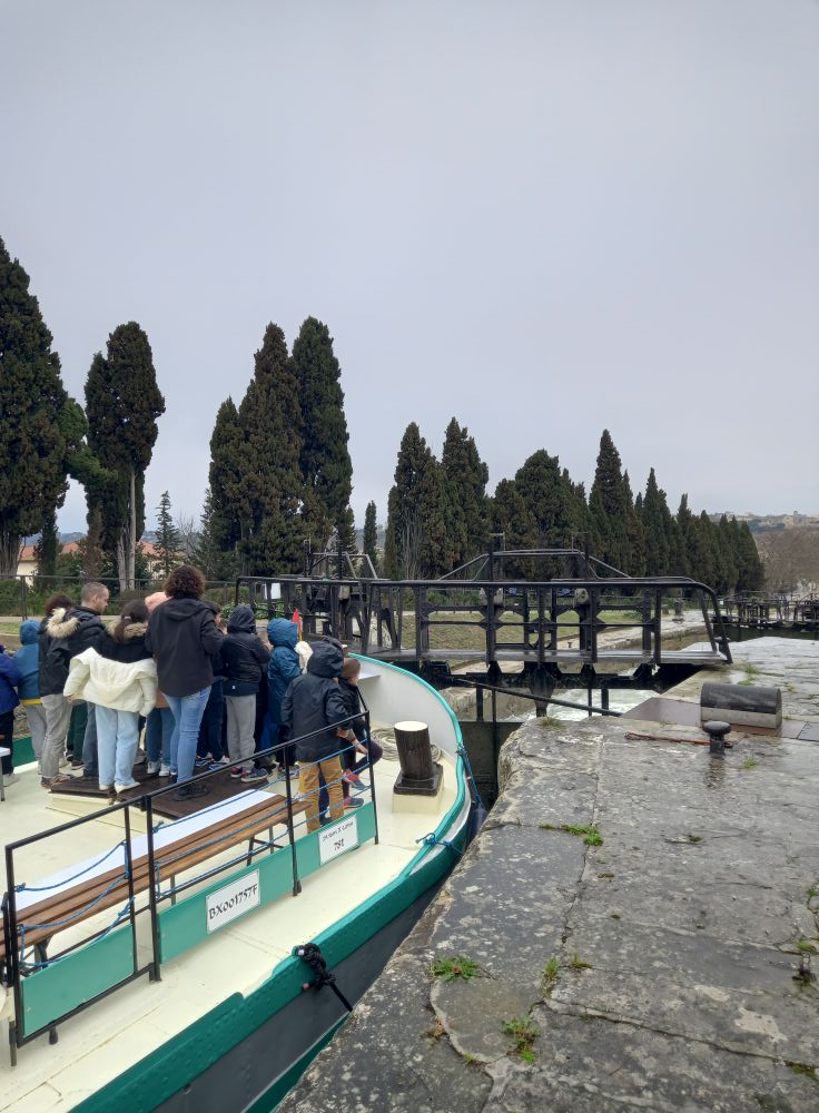 sur la péniche, les élèves franchissent les célèbres 9 écluses de Fonseranes