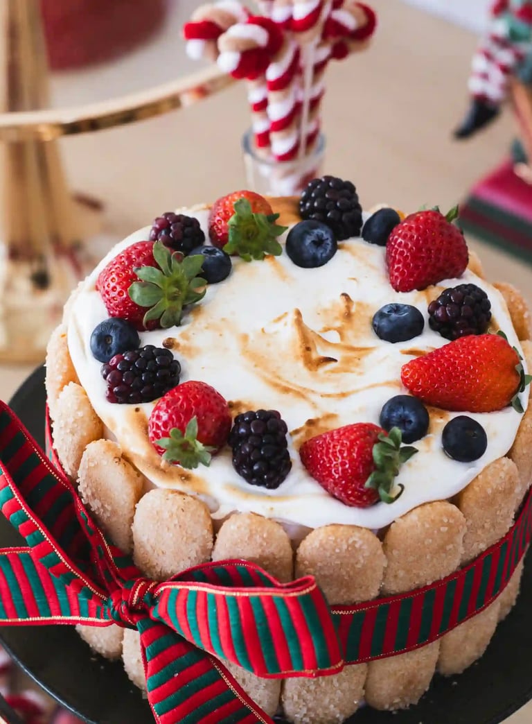 Deliciosa sobremesa natalina decorada com frutas vermelhas e chantilly, ideal para festas de fim de