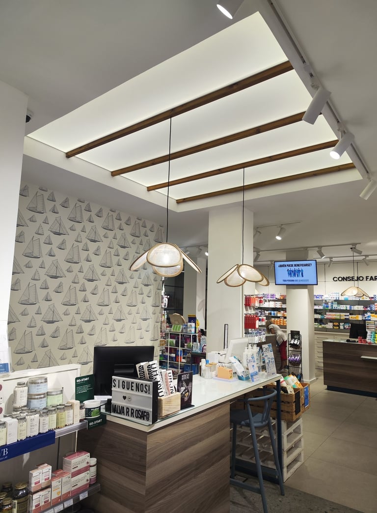 Techo tensado translúcido con iluminación LED en farmacia de Valencia