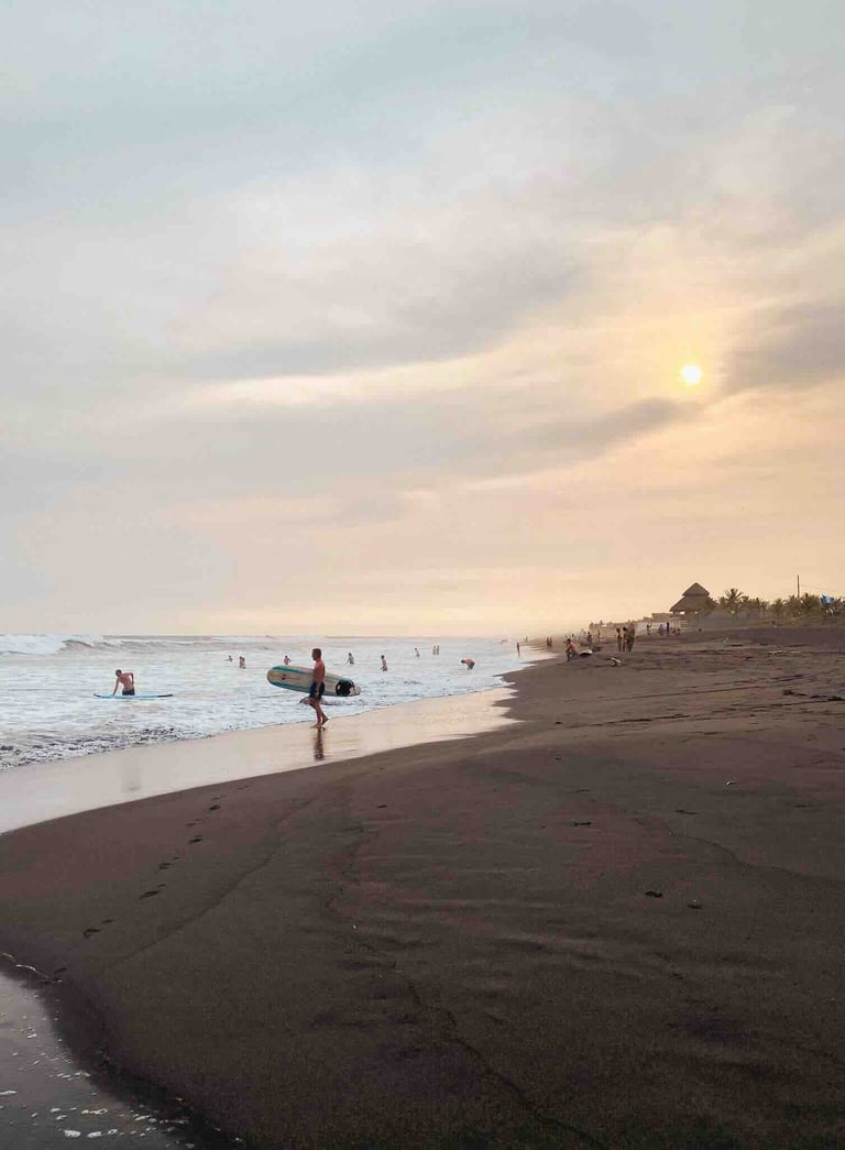 Un surfeur sur la plage d'El Paredón, au Guatemala.