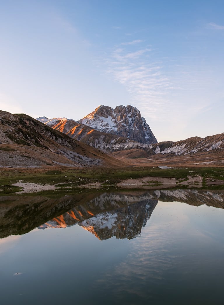 Gran Sasso d'Italia che si riflette sul lago Pietranzoni al tramonto