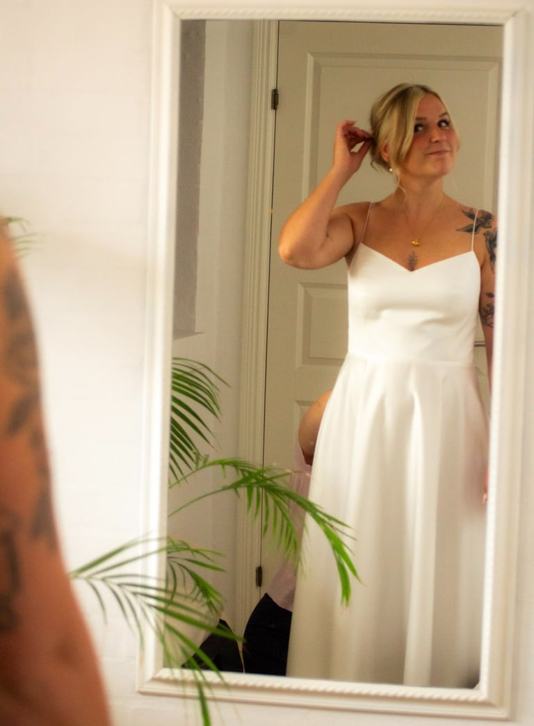 brudekjole i satin med lommer og v- udskæring