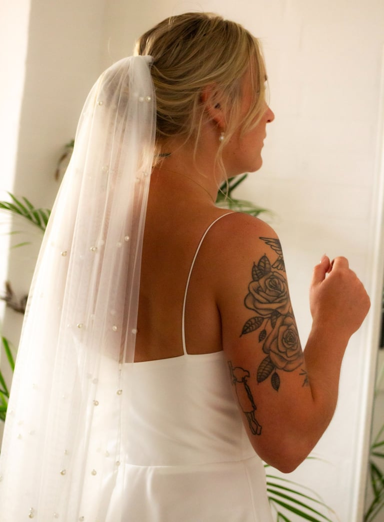 Skrædder brudekjole med lommer I syet i satin med lav talje