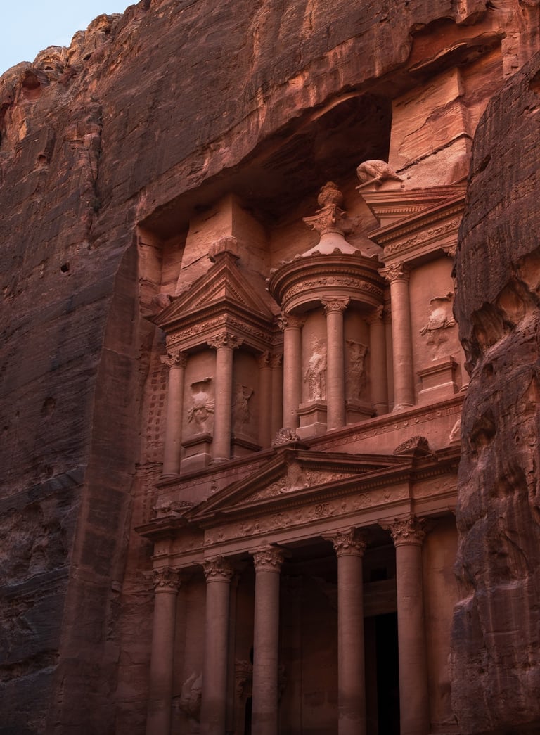 Facciata del Tesoro nel sito archeologico di Petra in Giordania