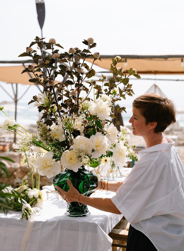 Grande composition d'un bouquet de fleurs sur une table pour événements par Caroline, Bloom atelier floral à Perpignan