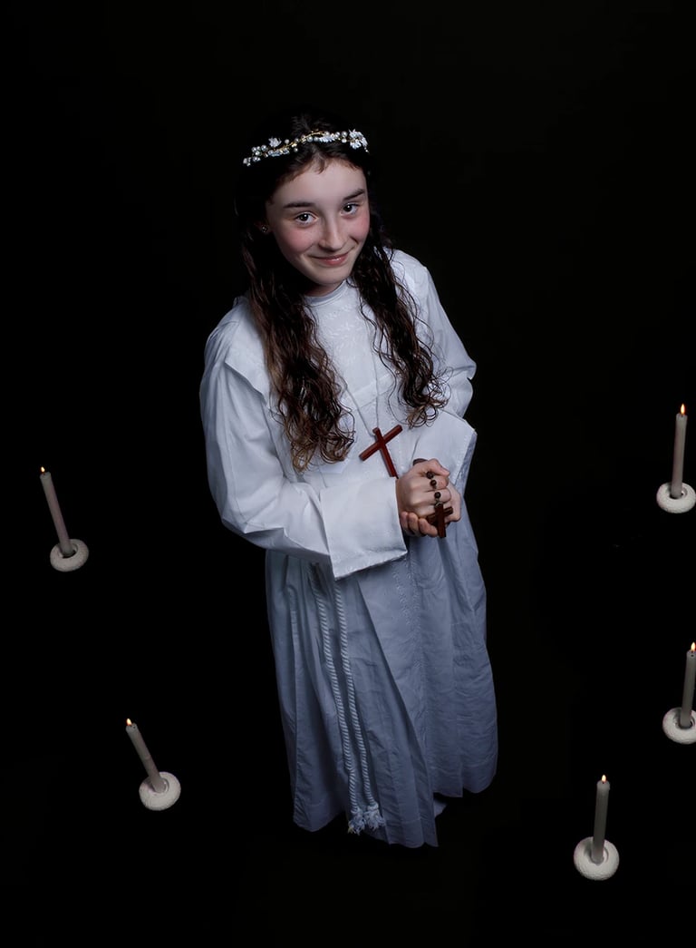 lumbres-saint-omer portrait-studio-communiante-avec-bougie-sur-fond-noir-souriante-florent-studio-photographe-fanie-boulogne-