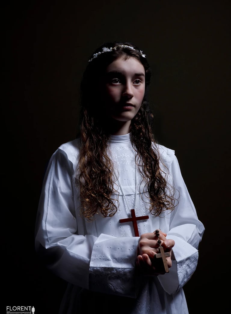 lumbres saint omer -communion-un-vrai-tableau-de-la-renaissance-bougie-regard-perdu-florent-photographe-fanie-boulogne-sur