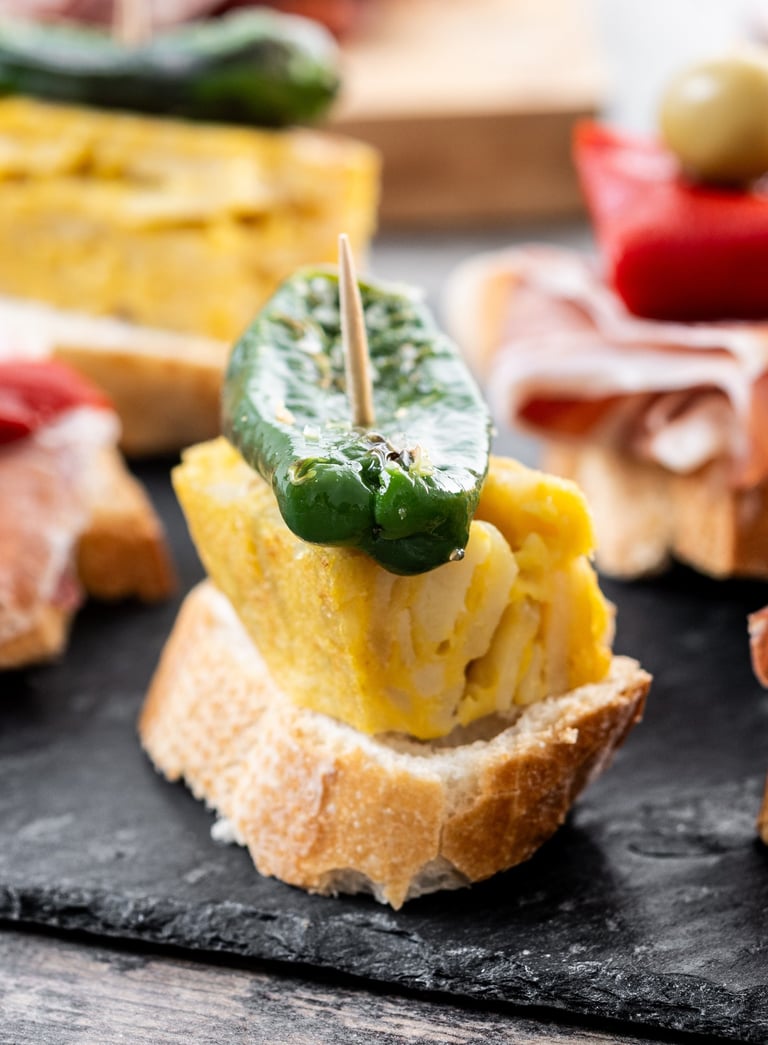 pintxo trío del norte, tortilla pimiento y pan