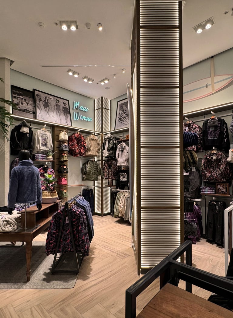 Vista de tienda iluminada con downlights y cintas led, tienda maui 