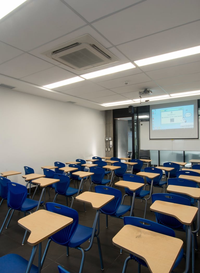 sala de clases con luz lineal en cielo americano