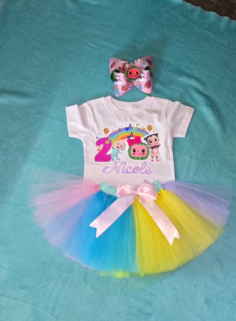 camisa de cocomelon y tutu de tull y moño que hace juego 