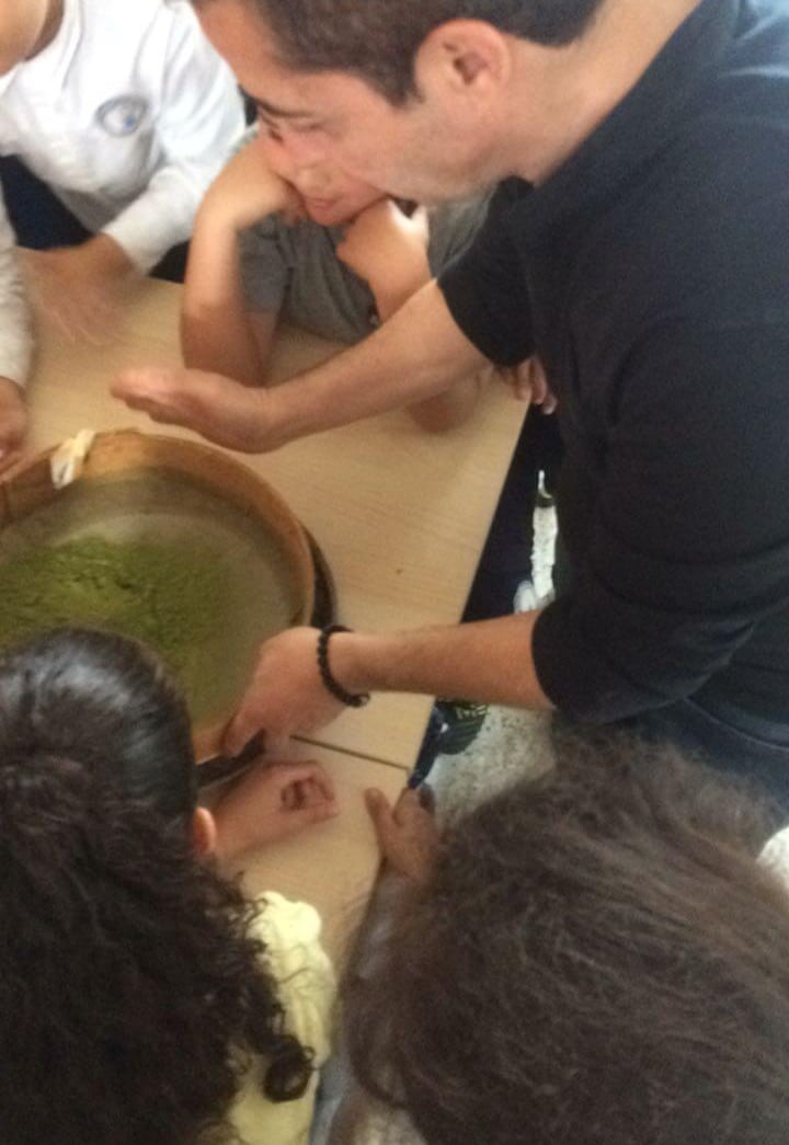 yous artist during henna workshop