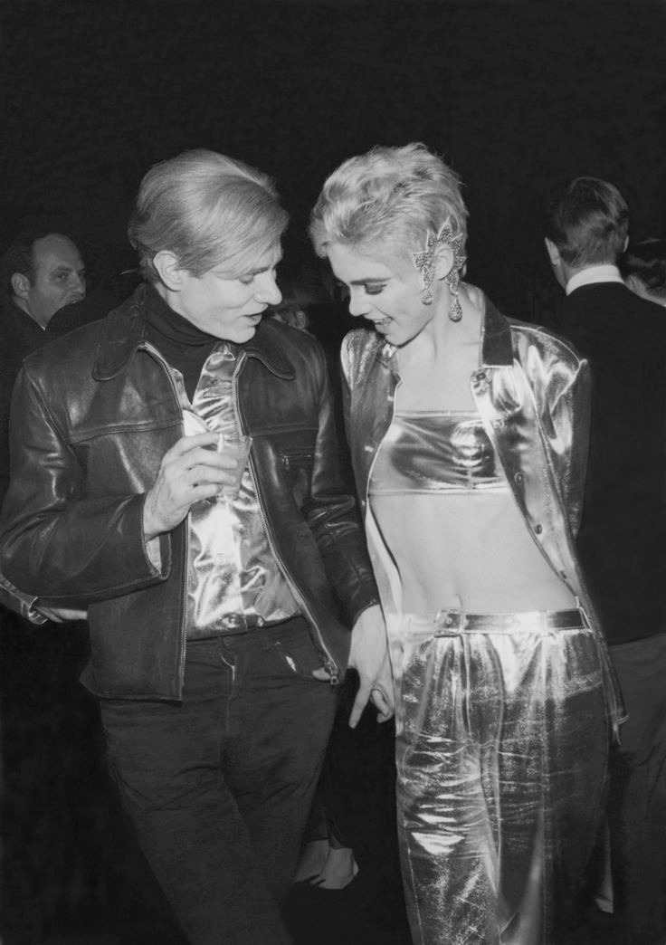 A colaboração entre Andy Warhol e Gianni Versace nos anos 90 foi um marco na convergência entre arte