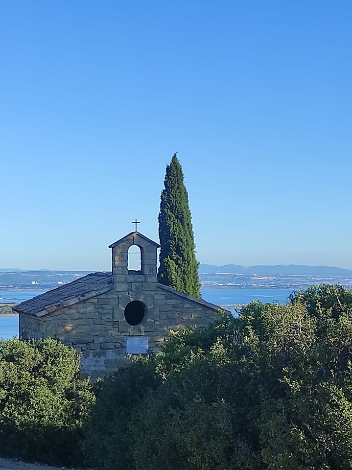 Chapelle provençale sur les collines du pourtour de l'étang de berre