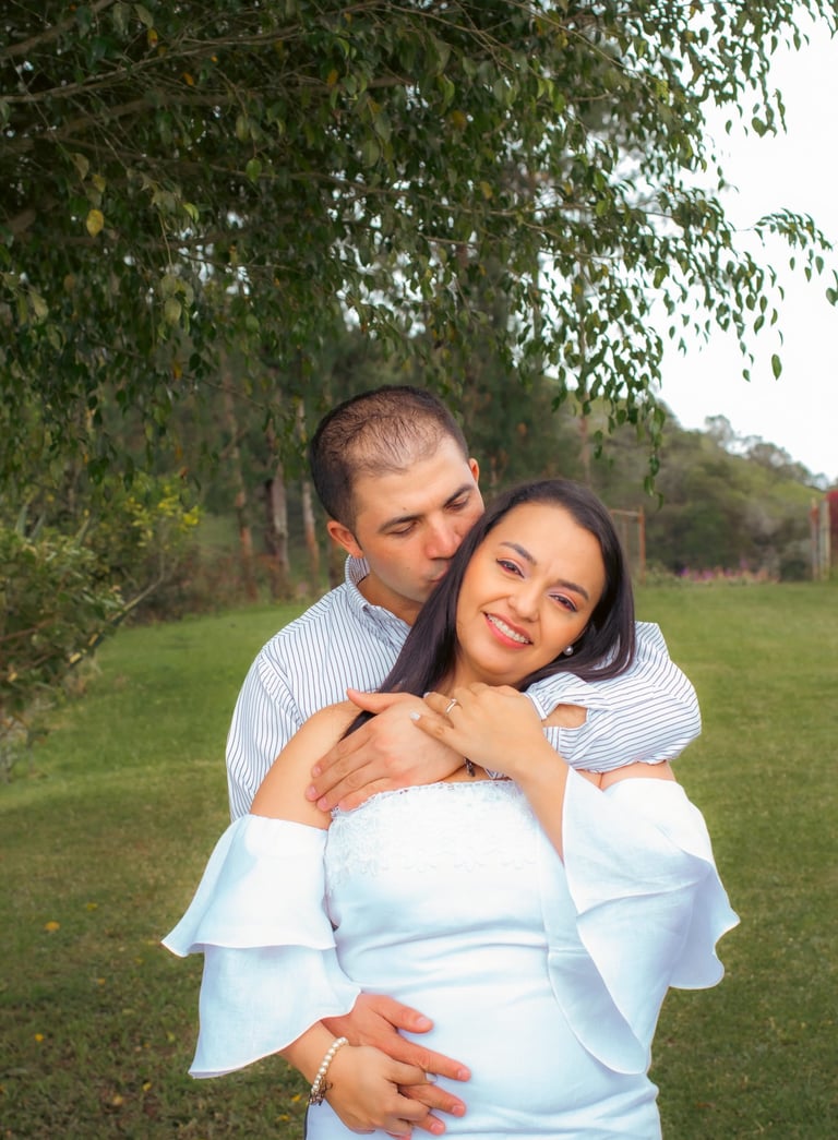 Foto preboda, novios en hermoso campo.