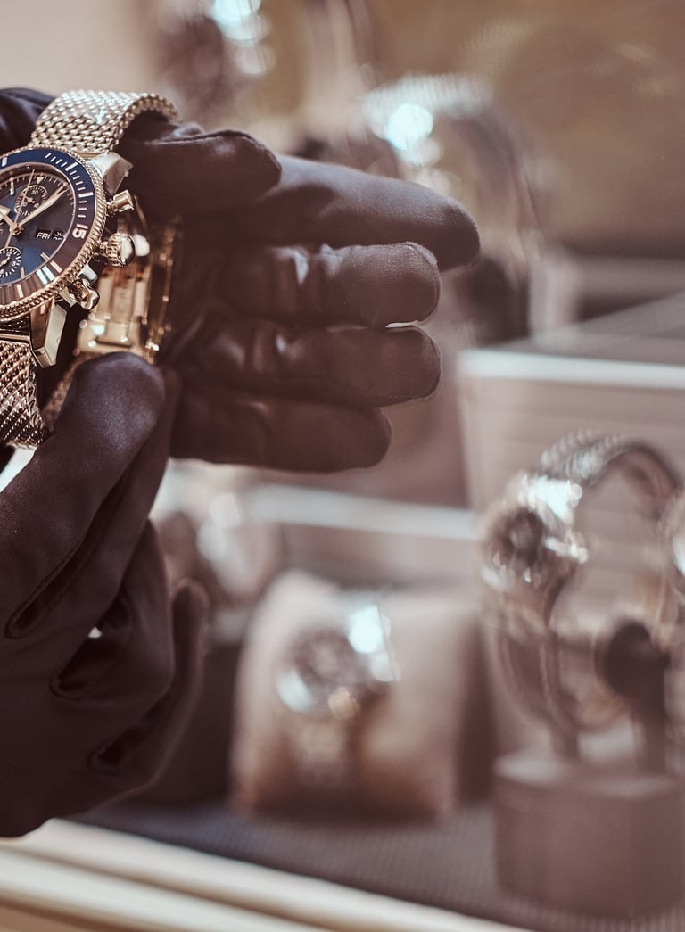 Vendedor mostrando un reloj sacado del escaparate