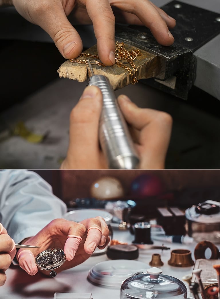 Joyero y relojero trabajando en sus respectivos puestos de trbajo en el taller