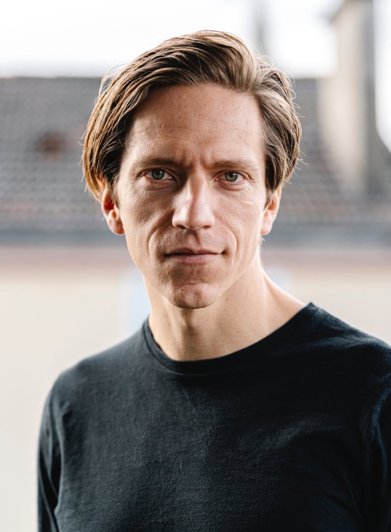 Plan serré portrait extérieur - book comédien - © Virginie Bouilhac