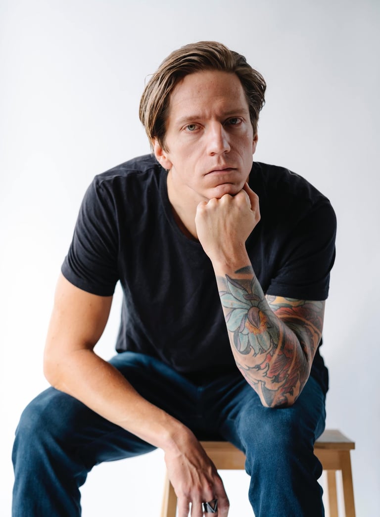 portrait studio lumière naturelle homme - book comédien - © Virginie Bouilhac