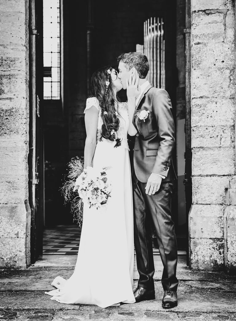 Shooting photo mariage Paris – baiser des mariés le jour J