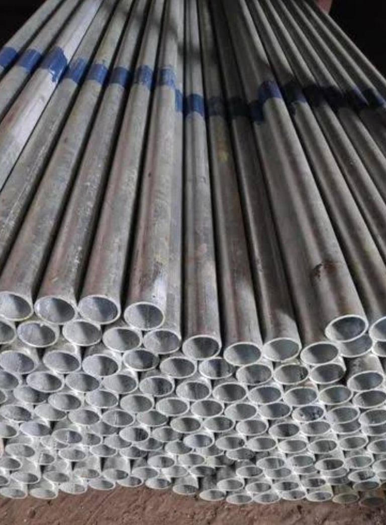 a bunch of pipes and pipes in a warehouse 