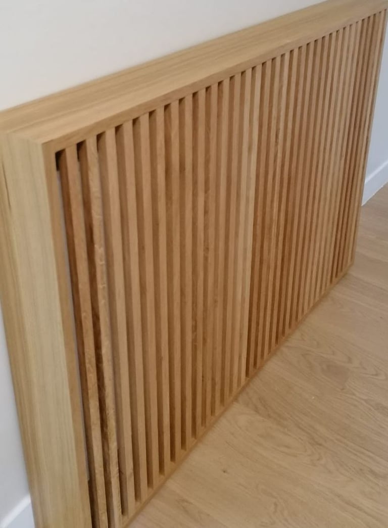 cache radiateur bois, lames verticales, design épuré, menuiserie sur mesure, décoration intérieure