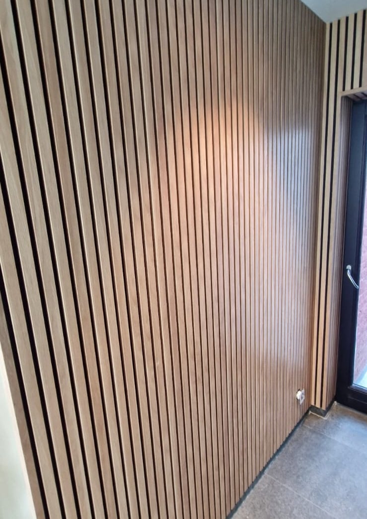 mur bois décoratif, lames verticales, panneau acoustique, revêtement mural bois, entrée moderne