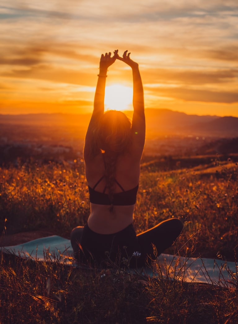 sesión de fotos en granada en la naturaleza, fotografia de yoga femenino en una puesta de sol