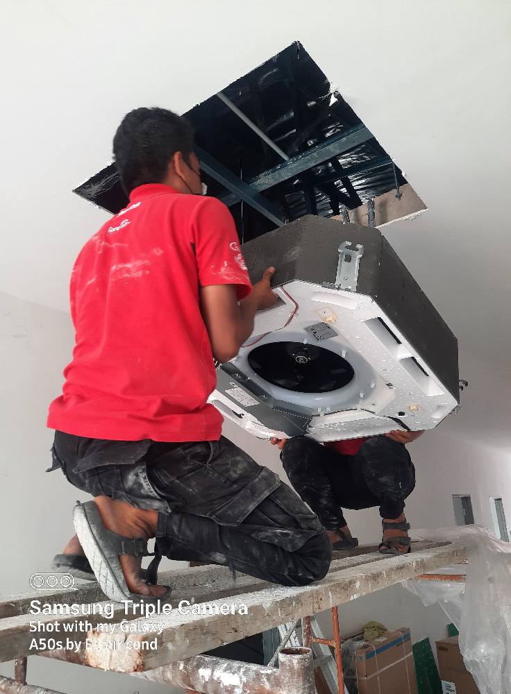 Install aircond cassette siling pejabat oleh Suasana Cheras, Selangor.