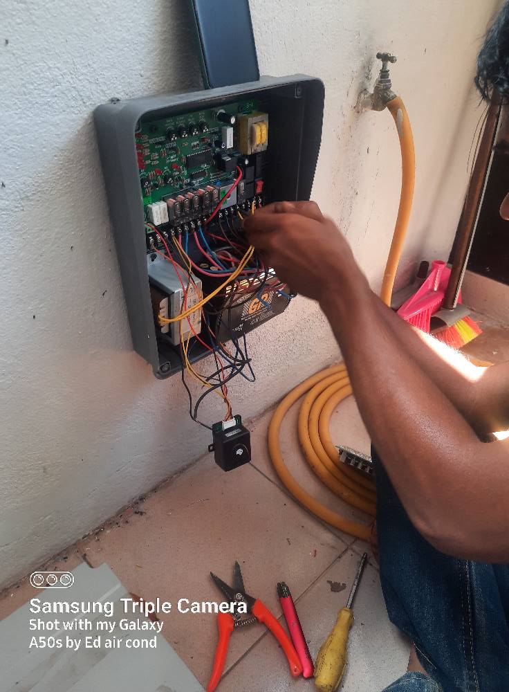 Juruelektrik Suasana memasang breaker untuk keselamatan elektrik rumah.
