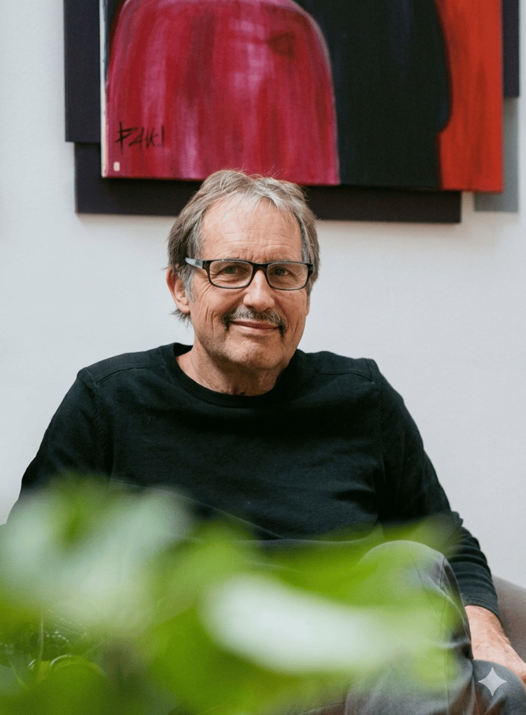 Portrait de Daniel Pierrard, artiste sculpteur et créateur d'art contemporain - Studio Pierrard