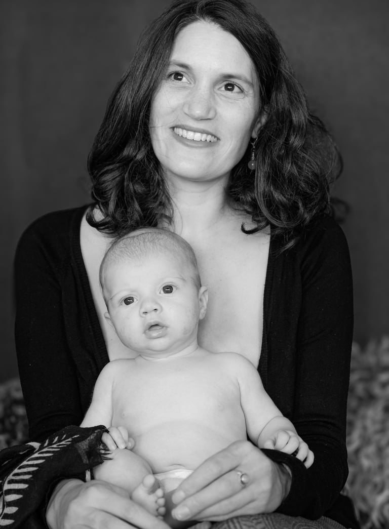 Audrey, fondatrice de L'Amour du Lien, avec son enfant souffrant lui aussi d'eczéma