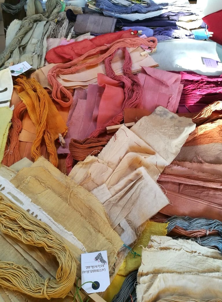 stalen van verschillende soorten textiel geverfd met planten