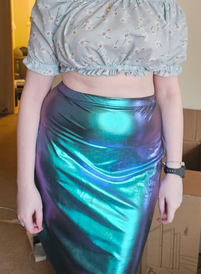 kobieta w krótkiej bluzce i spódnicy