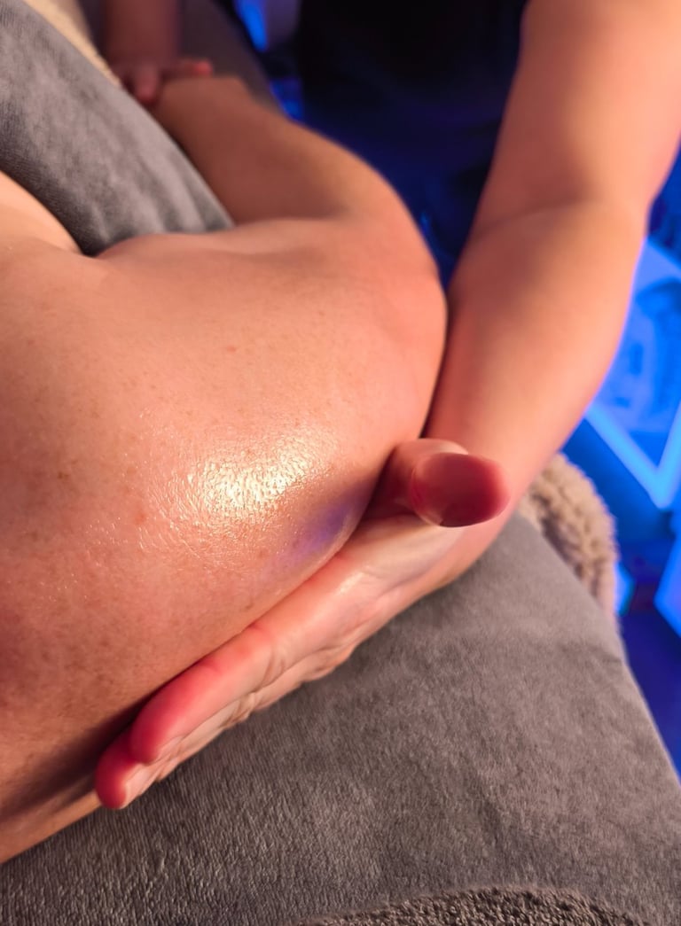 massage de l'épaule, mouvement enveloppant