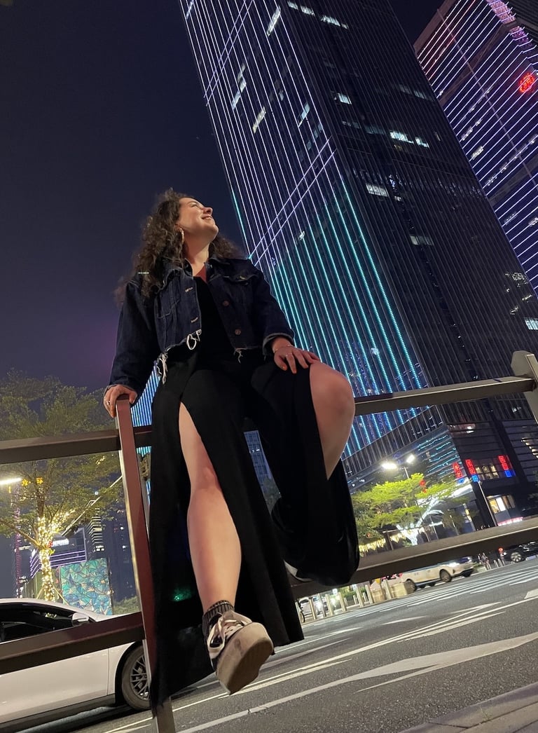 Nuestra editora al pie de un rascacielos en Shenzhen