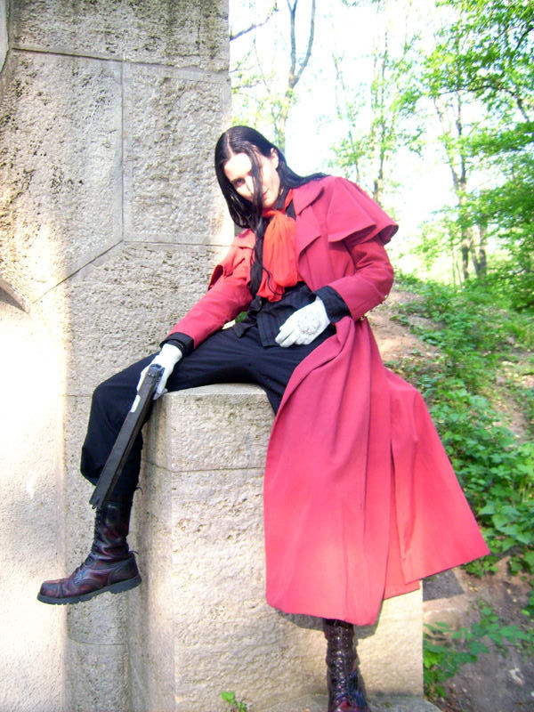 Cosplay: Alucard mit rotem Mantel und Waffe Jackal aus Hellsing TV-series | Vladdi Cosplay