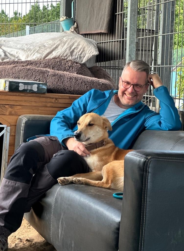 Marc in der HuTa Rheinrudel mit Rowdie auf einem Sofa