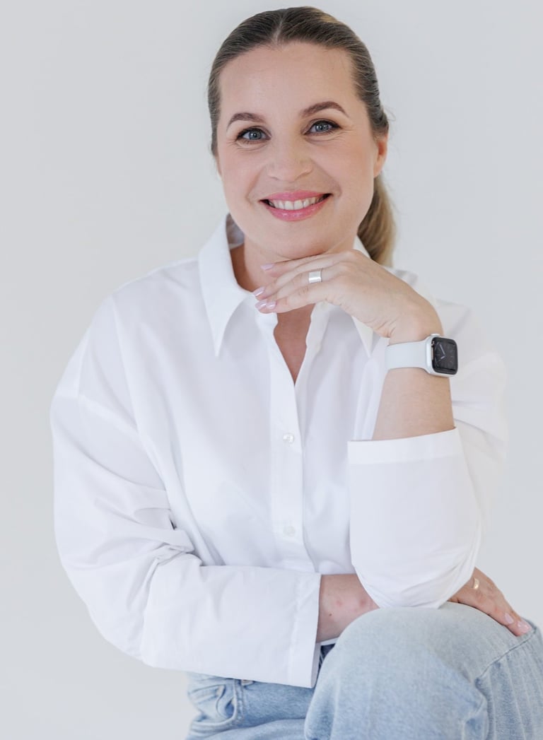 Sittende grafisk designer Rasa June er klar for rådgivning – design.