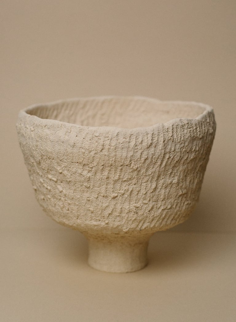 Coupe sculpturale en grès crème de la série Kairos modelée par Sabine Segura