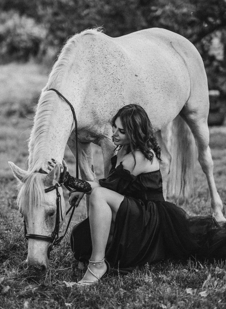 Artistic black and white photo with white horse – Fred Art Studio birthday session