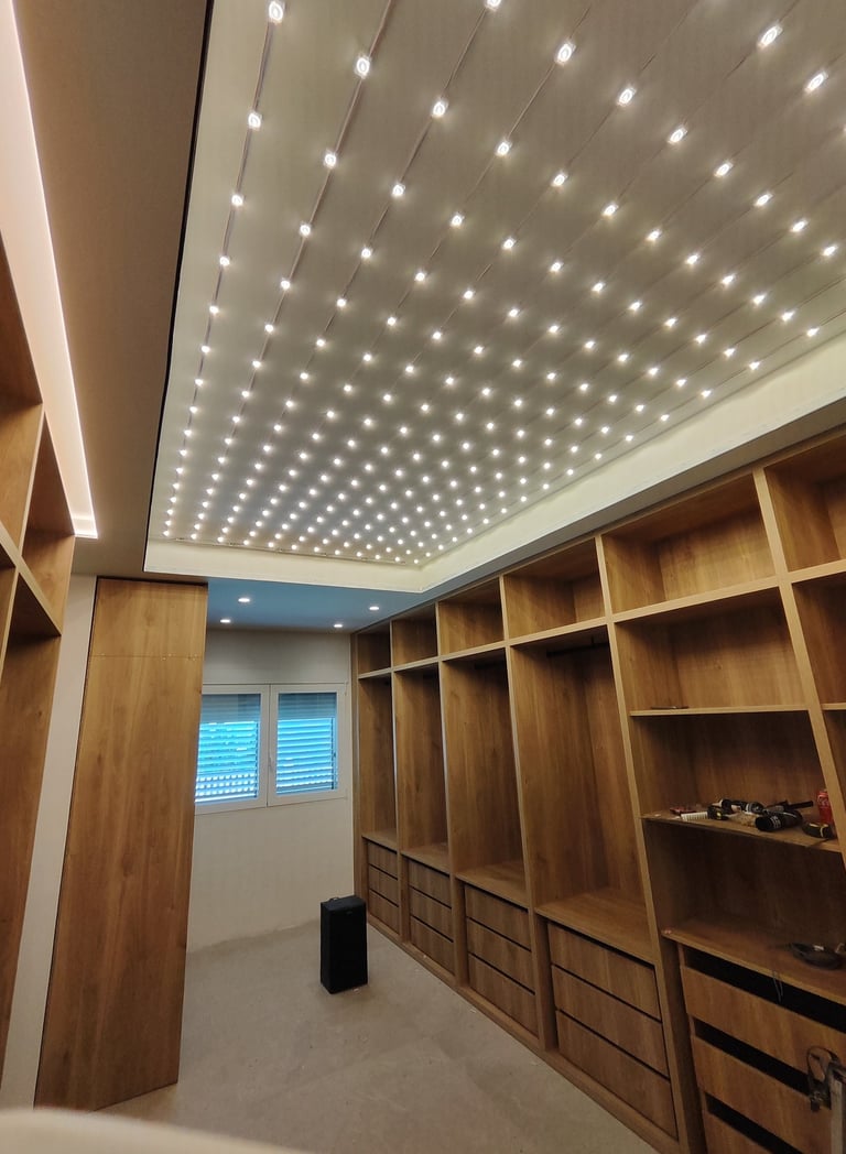 Detalle de techo tensado semitranslúcido con módulos LED integrados en vestidor