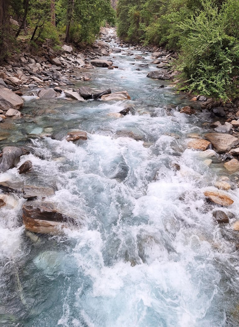 Rivière du Dolpo sur le chemin de Phoksundo