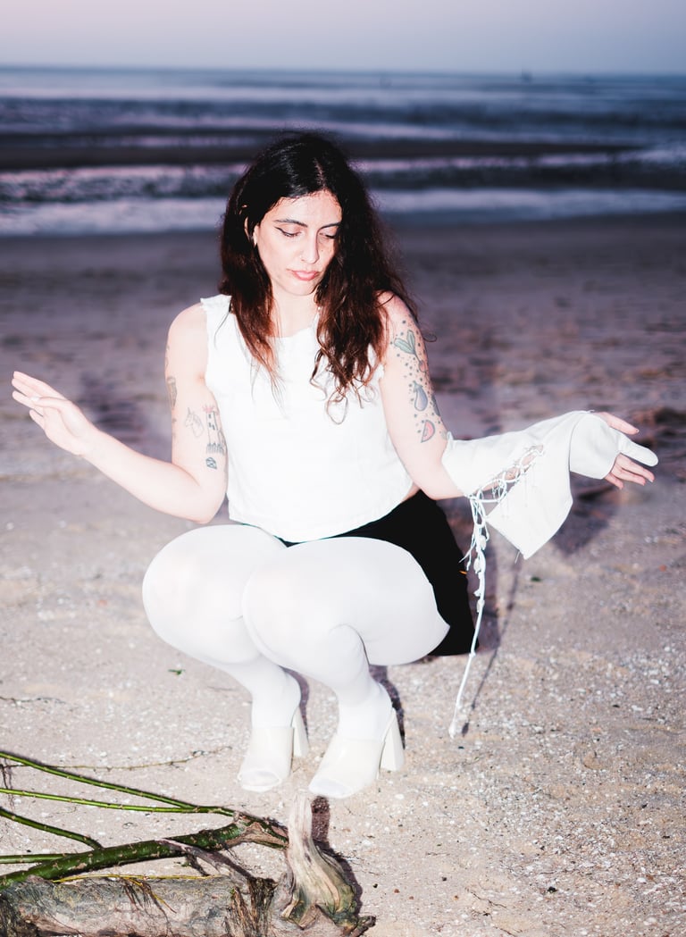 Sónia Trópicos, artista de música eletrónica portuguesa, representada pela Desacato