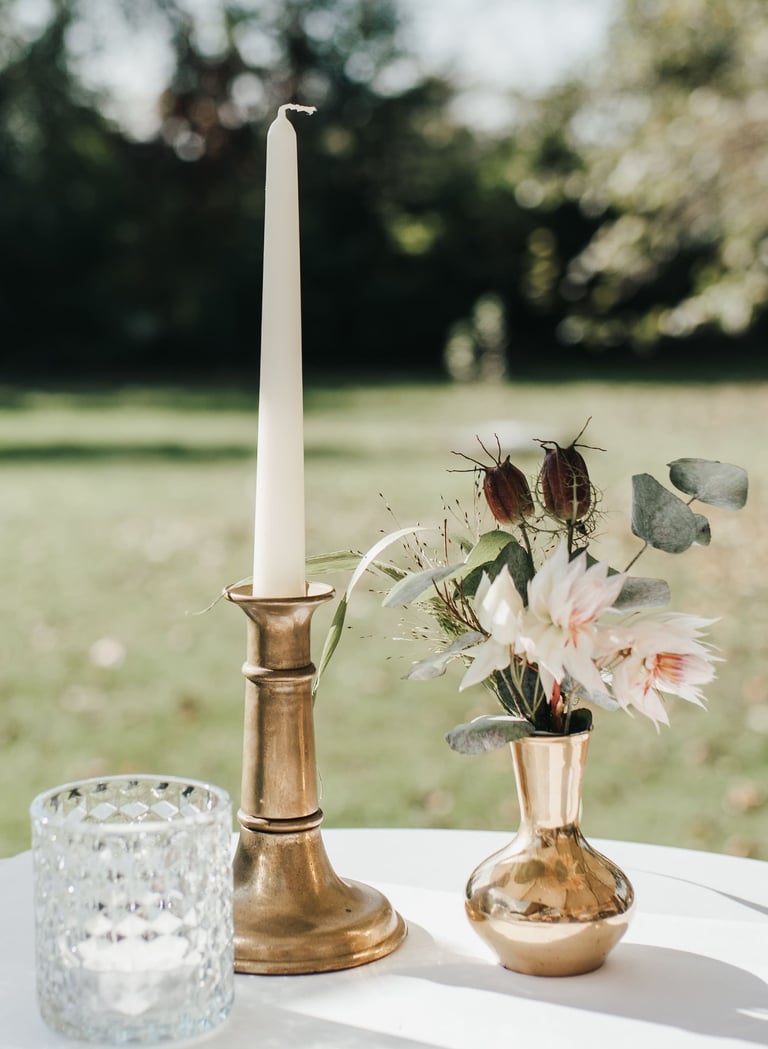 Goldene Vase und Kerzenhalter in Messing