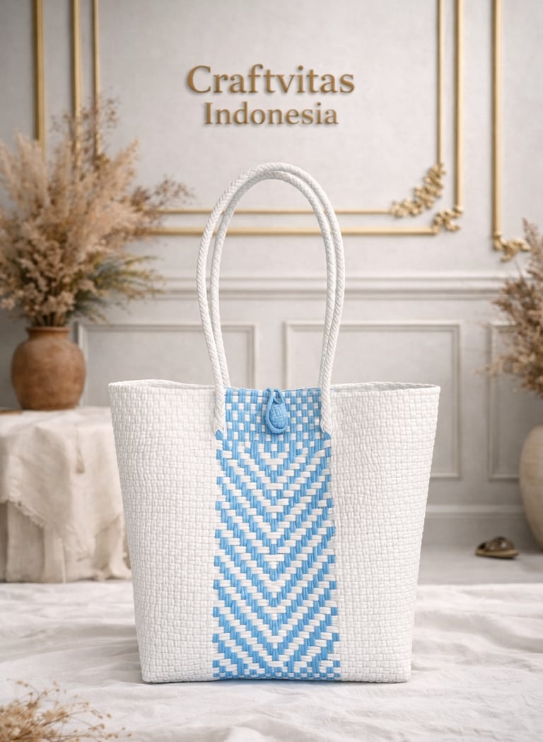 Tas anyaman plastik handmade warna putih dan biru dengan motif chevron minimalis dari Craftvitas Indonesia