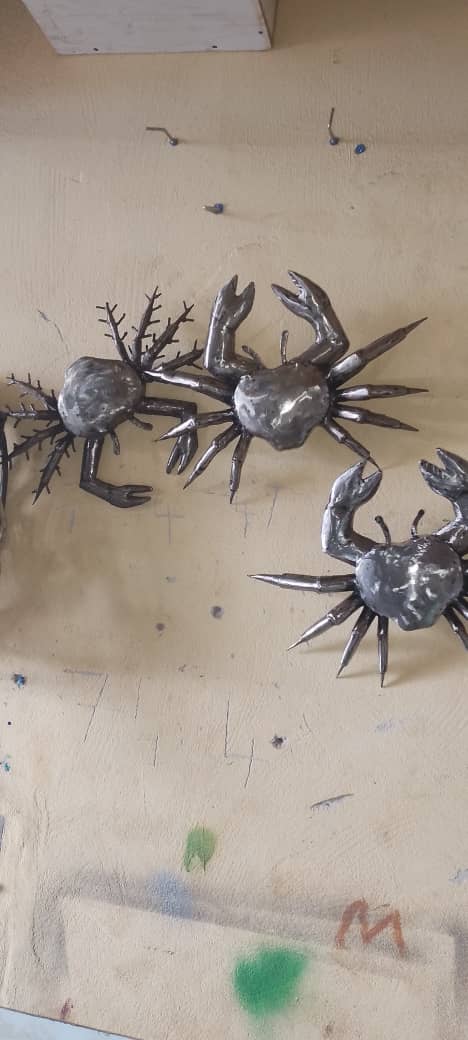 Crabes décoratifs en métal recyclé, sculptures détaillées fabriquées artisanalement