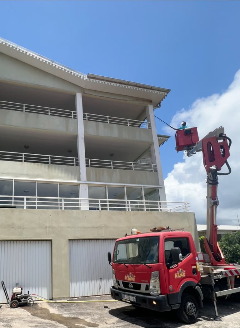 intervention nettoyage de façade en nacelle