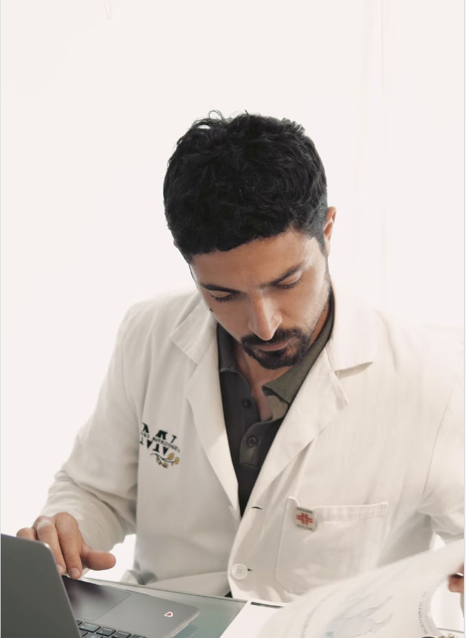Nutrizionista revisionando l'anamnesi del paziente