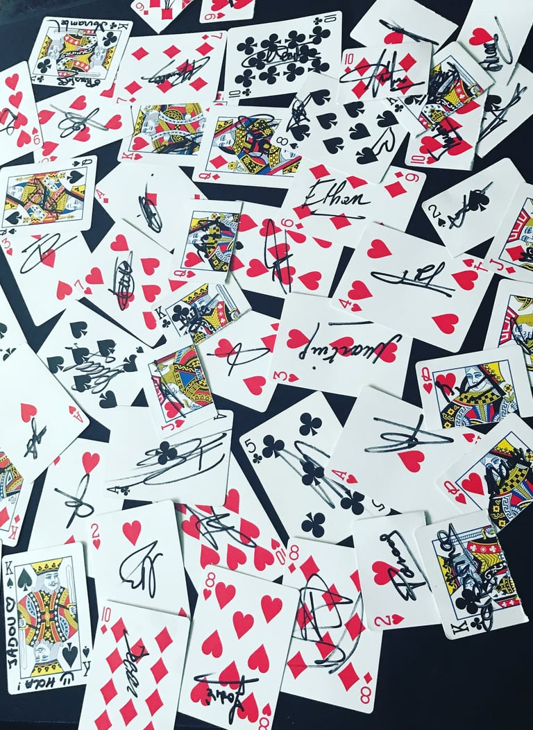 souvenir de prestation cartes signées par les spectateurs